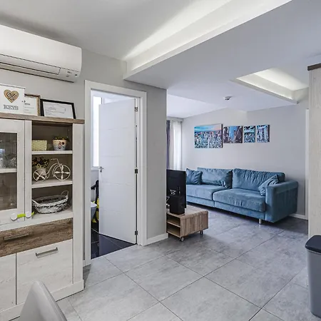 22 Avenida De Pueblos *